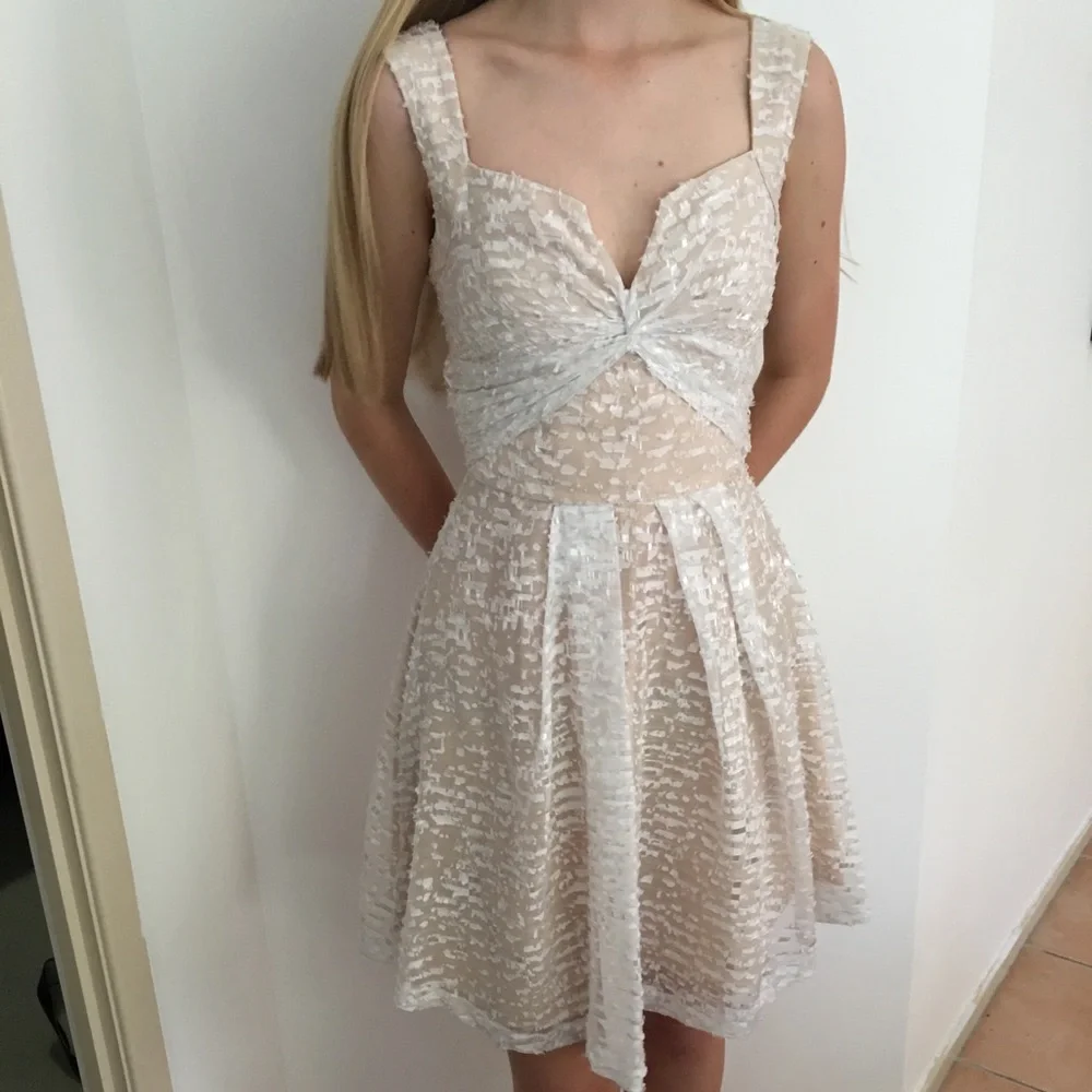 ✨HOST PICK✨ Cue Blush and White Fit and Flare Dress - Picture 2 of 7
